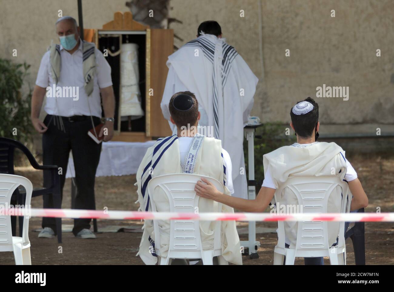(200928) -- TEL AVIV, 28 septembre 2020 (Xinhua) -- les gens assistent à une prière du matin à tel Aviv, Israël, le 28 septembre 2020, à Yom Kippur, le jour juif des Expiations. (Gideon Markowicz/JINI via Xinhua) Banque D'Images