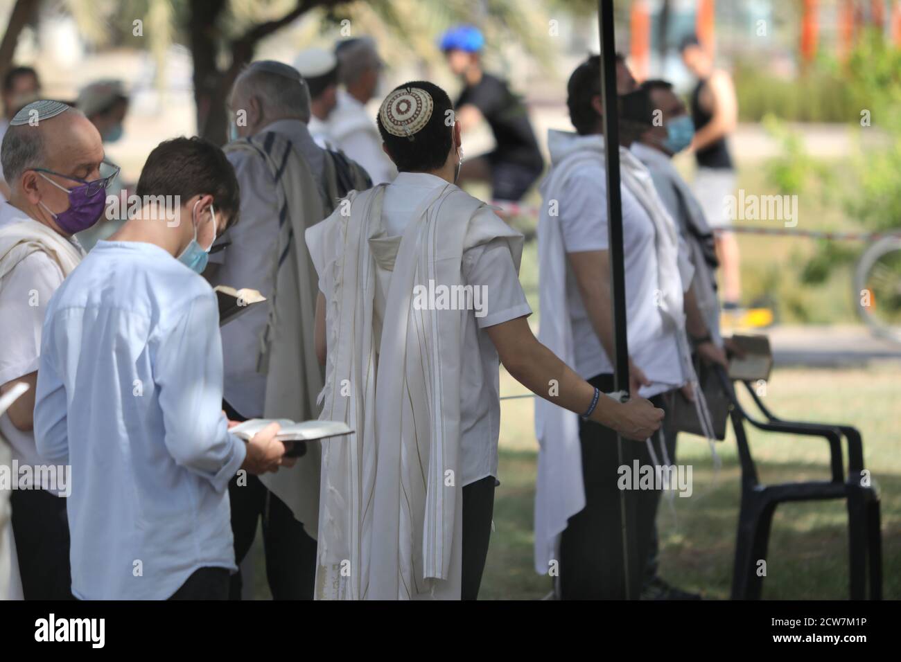 (200928) -- TEL AVIV, 28 septembre 2020 (Xinhua) -- les gens assistent à une prière du matin à tel Aviv, Israël, le 28 septembre 2020, à Yom Kippur, le jour juif des Expiations. (Gideon Markowicz/JINI via Xinhua) Banque D'Images