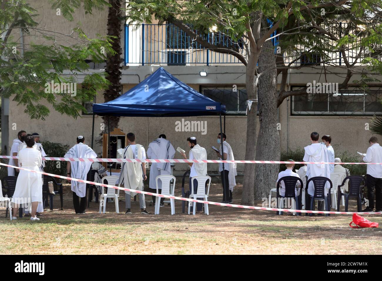 (200928) -- TEL AVIV, 28 septembre 2020 (Xinhua) -- les gens assistent à une prière du matin à tel Aviv, Israël, le 28 septembre 2020, à Yom Kippur, le jour juif des Expiations. (Gideon Markowicz/JINI via Xinhua) Banque D'Images