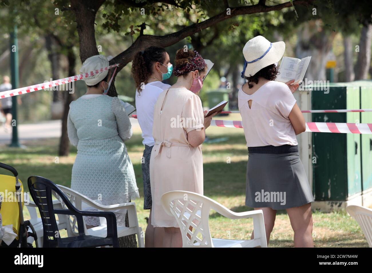 (200928) -- TEL AVIV, 28 septembre 2020 (Xinhua) -- les gens assistent à une prière du matin à tel Aviv, Israël, le 28 septembre 2020, à Yom Kippur, le jour juif des Expiations. (Gideon Markowicz/JINI via Xinhua) Banque D'Images