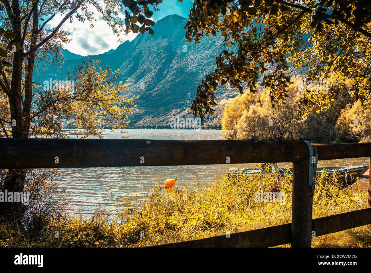 Belle vue sur le lac tovel de trentin-haut-adige dans différentes vues, de dessous, du pont et d'un petit cadre d'arbres et de plantes Banque D'Images