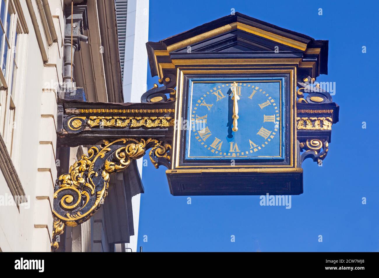 Ville de Londres. La grande horloge ornementale de l'église de St Mary-at-Hill à Lovat Lane dans le quartier de Billingsgate. Banque D'Images