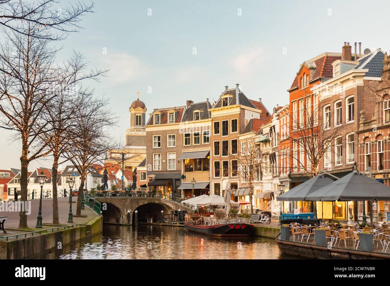 Vue ancienne sur le canal Nieuwe Rijn néerlandais avec pont et bâtiments historiques dans le centre-ville de Leiden, aux pays-Bas Banque D'Images