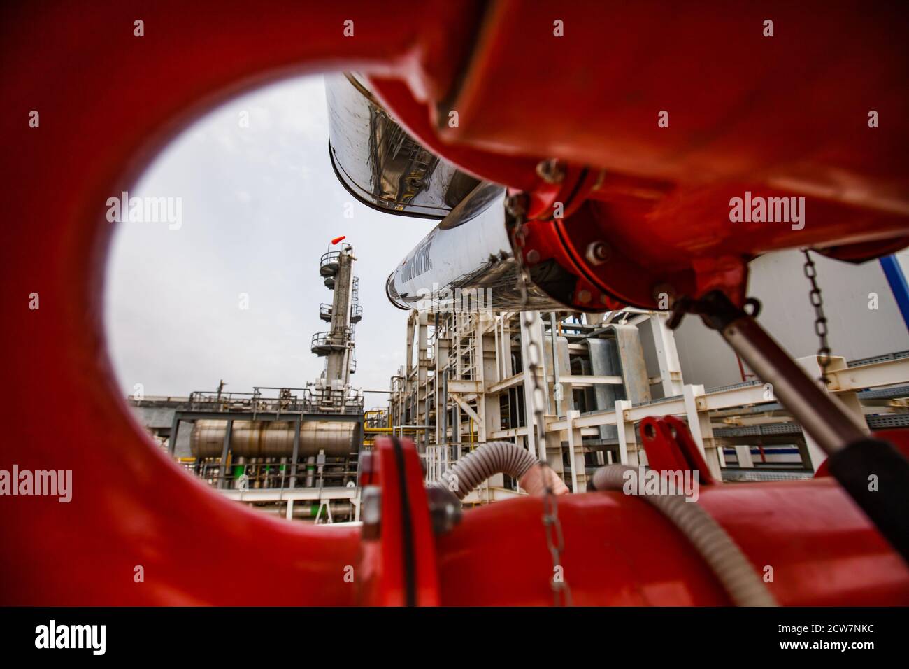 Usine de raffinage de pétrole. Technologies et équipements de sécurité. Système d'extincteur. Tour de distillation en arrière-plan. Gisement de pétrole de Zhaik-Munai, Kazakhstan Banque D'Images