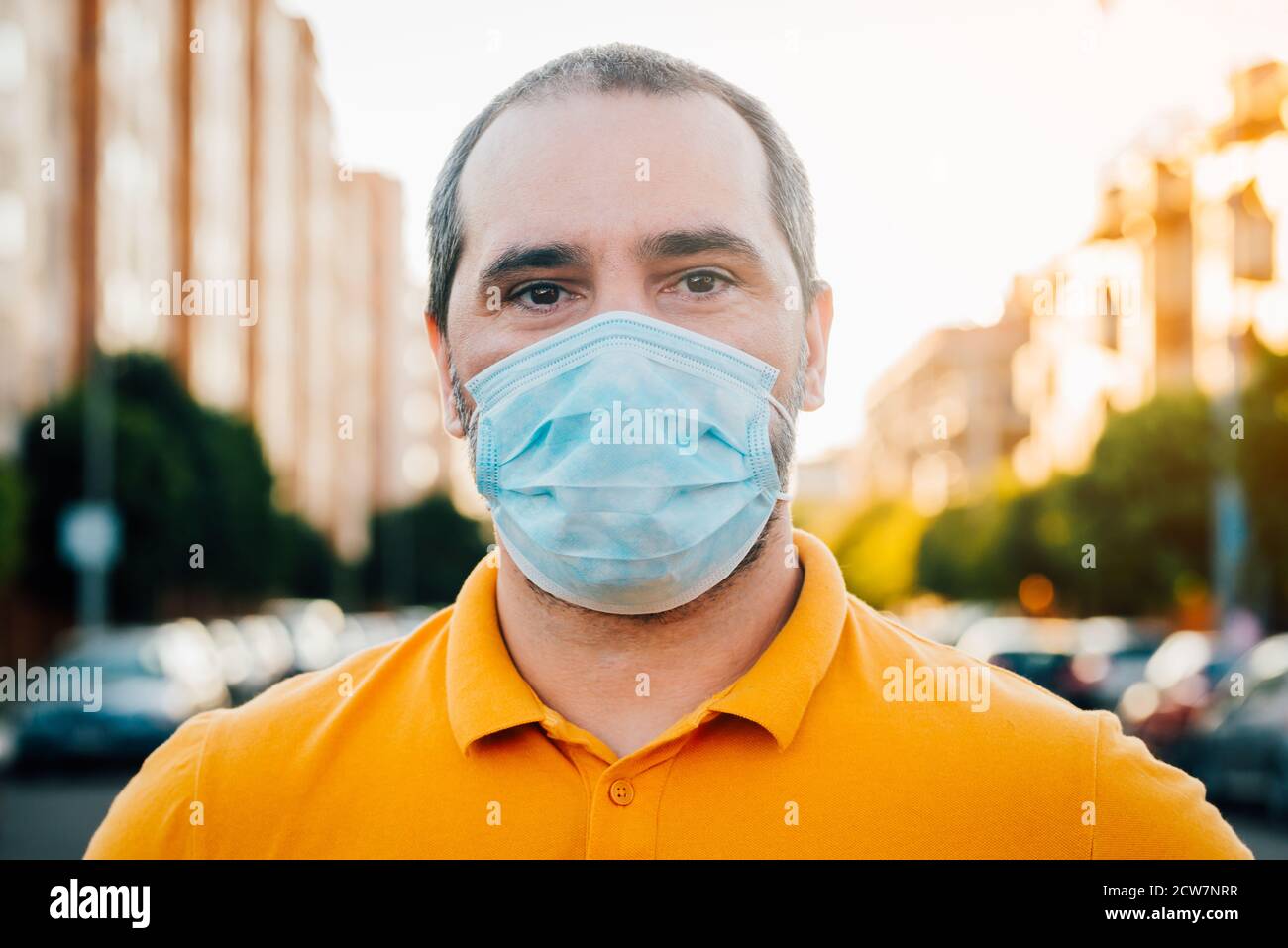 Gros plan portrait de 40s homme dans un masque facial jetable. Banque D'Images