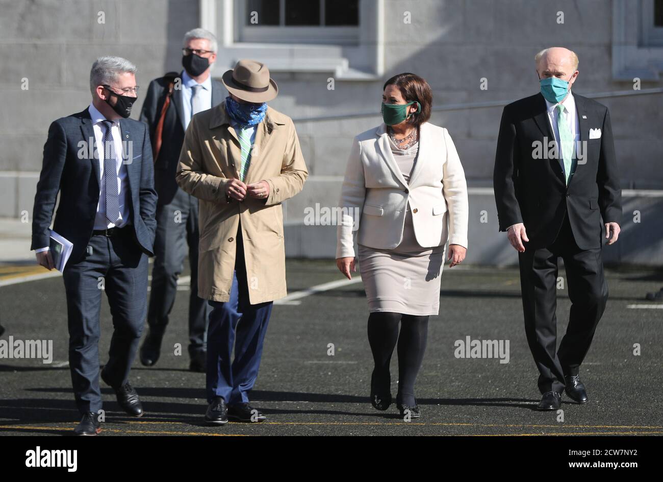 L'ambassadeur des États-Unis en Irlande Edward F. Crawford (à droite) et l'envoyé spécial des États-Unis pour l'Irlande du Nord Michael Mulvaney (deuxième à partir de la gauche) avec le leader de Sinn Fein Mary Lou McDonald, Ciaran Quinn (représentant de Sinn Fein en Amérique du Nord) et le sénateur Niall O Donnghaile après une réunion à la Maison Leinster à Dublin. Banque D'Images