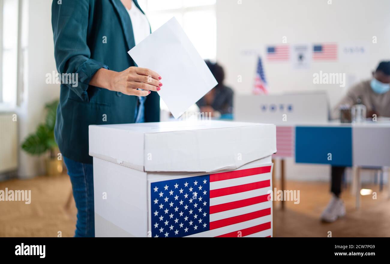 Une femme méconnaissable a mis son vote dans les urnes, aux états-unis et aux élections du coronavirus. Banque D'Images