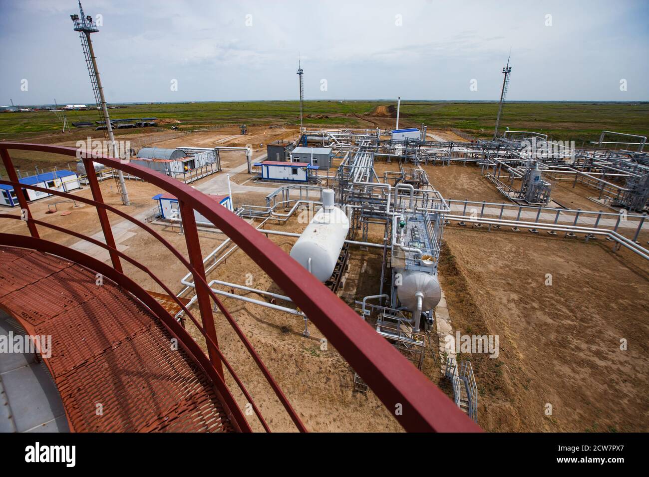 Gisement de pétrole de Zhaik-Munai, Kazakhstan. Usine de raffinage de pétrole. Vue de la colonne de raffinage de pétrole. Échangeurs thermiques, mâts, pipelines dans les sables. Ciel bleu Banque D'Images