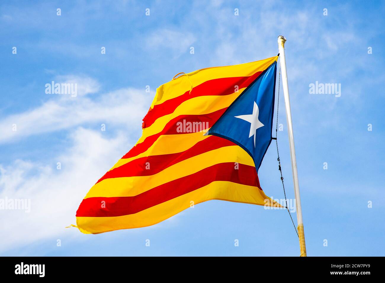 Drapeau d'indépendance catalan, ESTELADA, en cours de vol à Puerto de la Selva, Catalogne, Espagne Banque D'Images