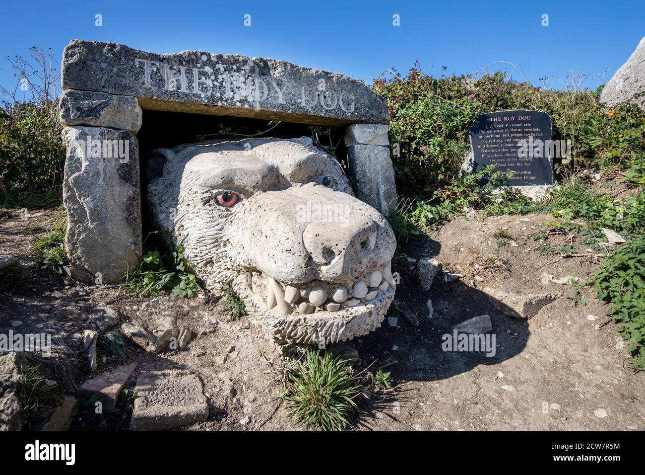 Sculpture du chien Roy par l'artiste Damien Briggs sculptée de Portland Stone au Tout Quarry Sculpture Park sur l'île de Portland, Dorset, Royaume-Uni. Banque D'Images