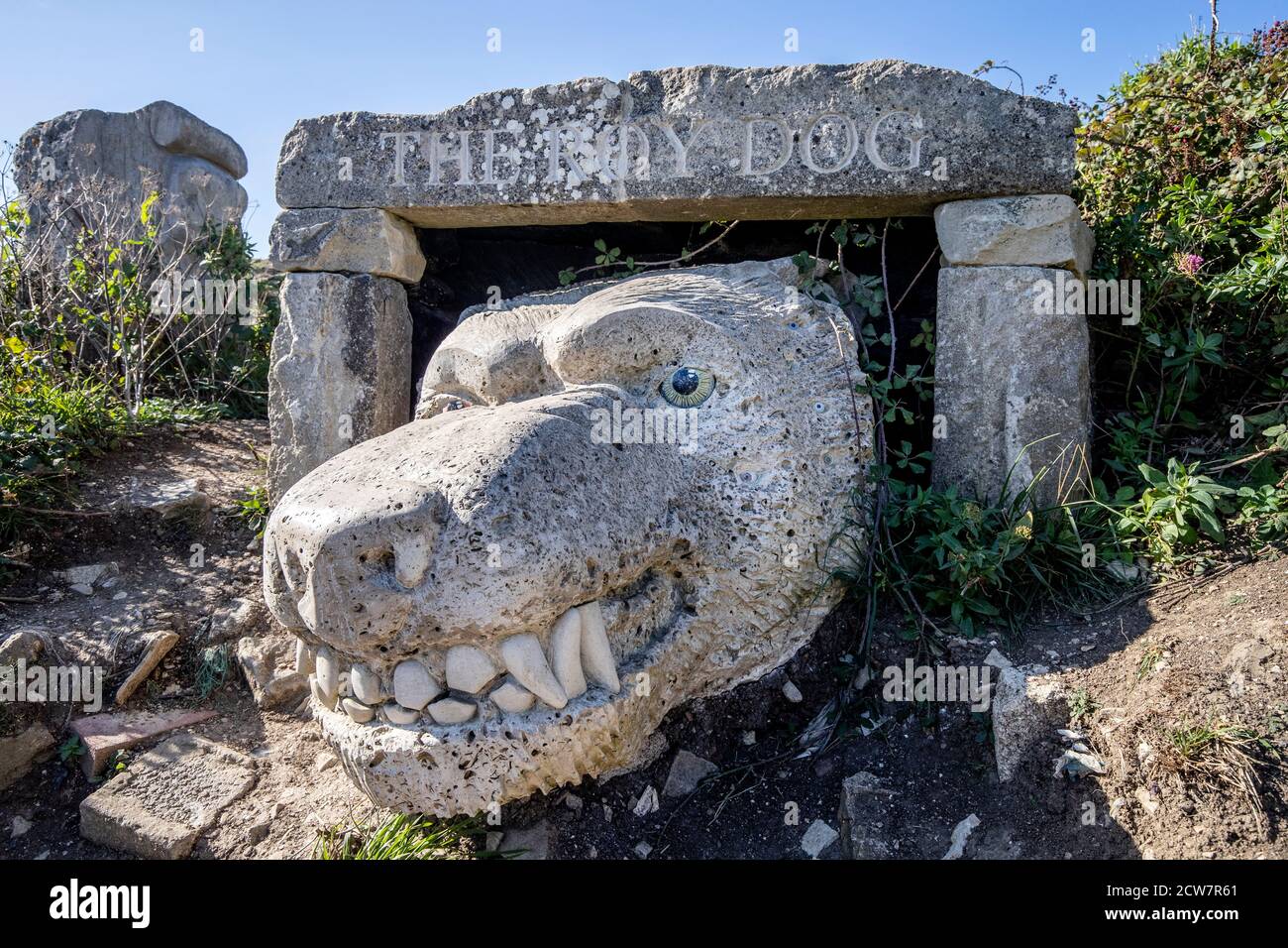 Sculpture du chien Roy par l'artiste Damien Briggs sculptée de Portland Stone au Tout Quarry Sculpture Park sur l'île de Portland, Dorset, Royaume-Uni. Banque D'Images