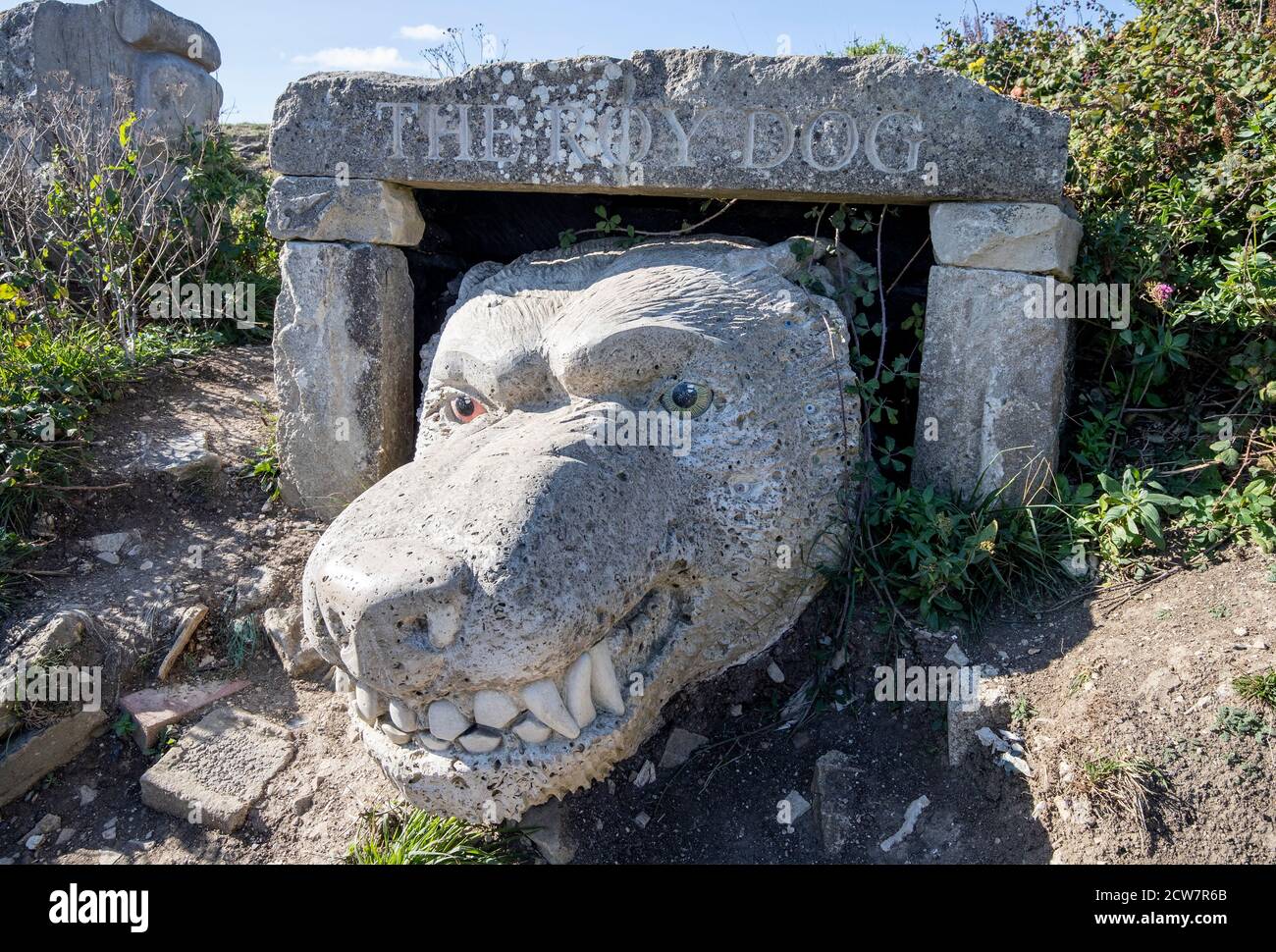 Sculpture du chien Roy par l'artiste Damien Briggs sculptée de Portland Stone au Tout Quarry Sculpture Park sur l'île de Portland, Dorset, Royaume-Uni. Banque D'Images