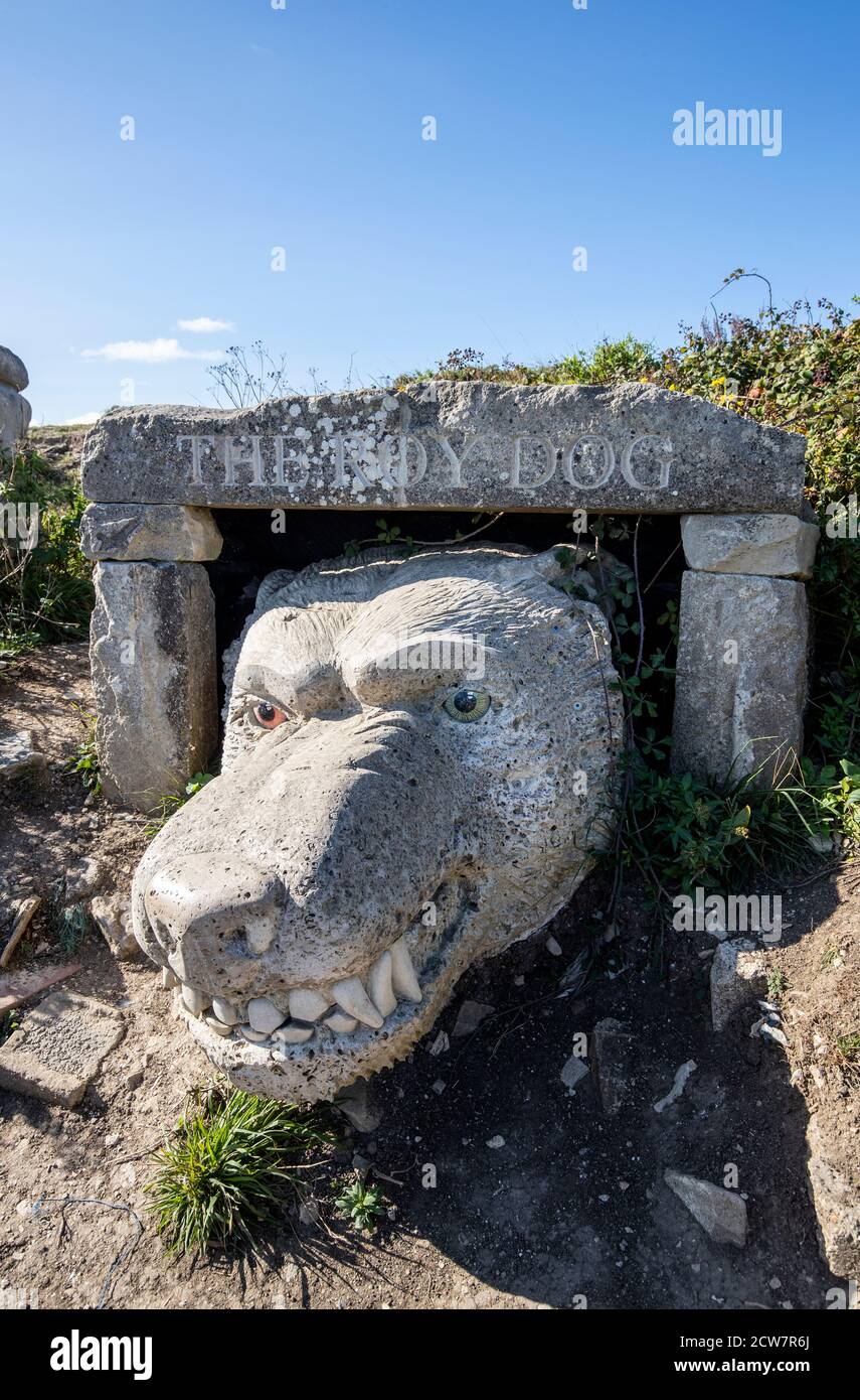 Sculpture du chien Roy par l'artiste Damien Briggs sculptée de Portland Stone au Tout Quarry Sculpture Park sur l'île de Portland, Dorset, Royaume-Uni. Banque D'Images