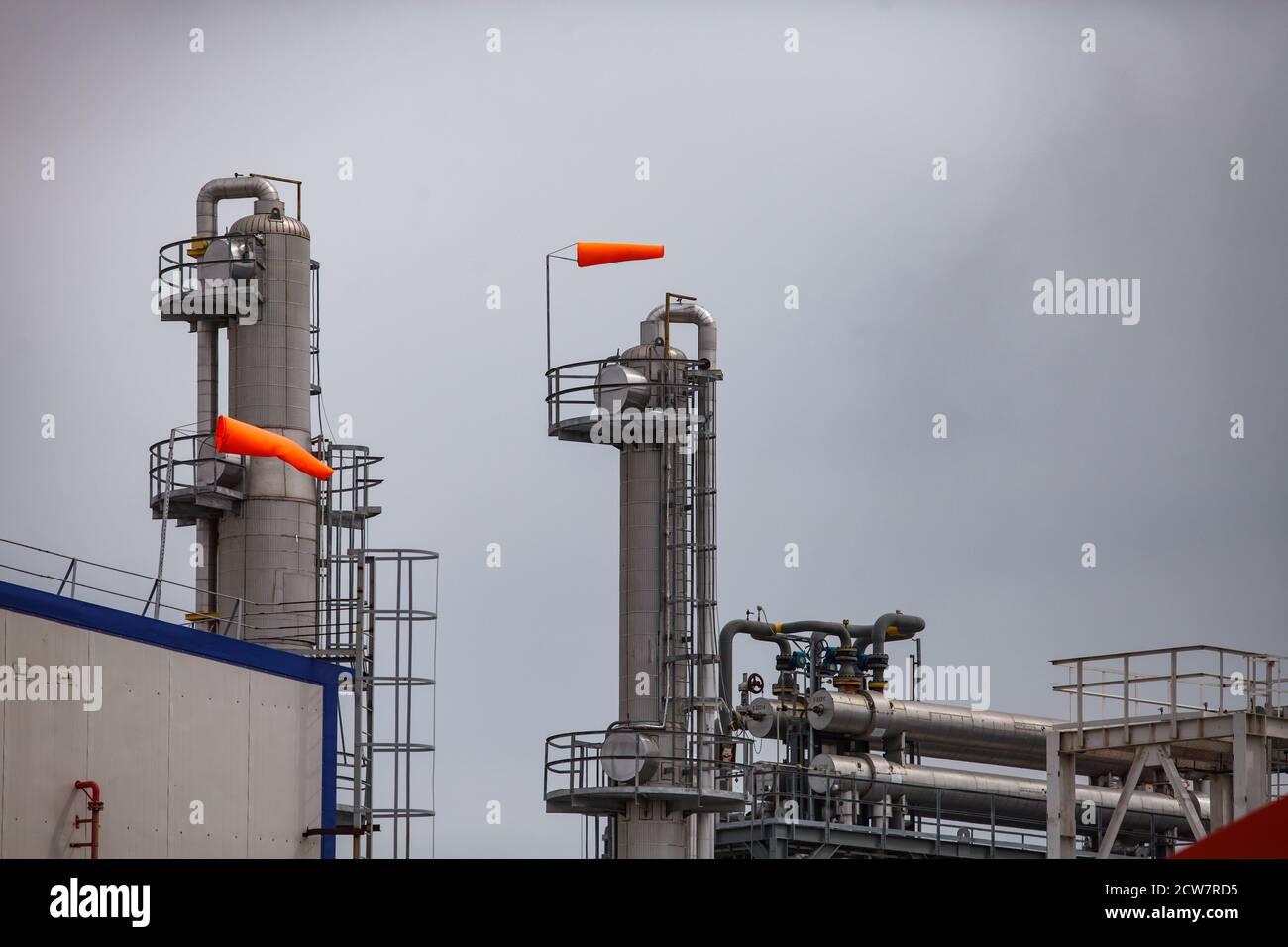 Gisement de pétrole de Zhaik-Munai, Kazakhstan. Raffinerie de pétrole Zhaiyk-Munai. Technologies et objets de sécurité. Ailette d'étanchéité sur les tours de distillation Banque D'Images