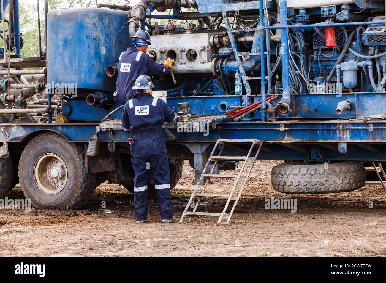 Gisement de pétrole de Zhaik-Munai, Kazakhstan. Agent d'entretien qui fixe le moteur de la pompe à boue. Baker Hughes Banque D'Images