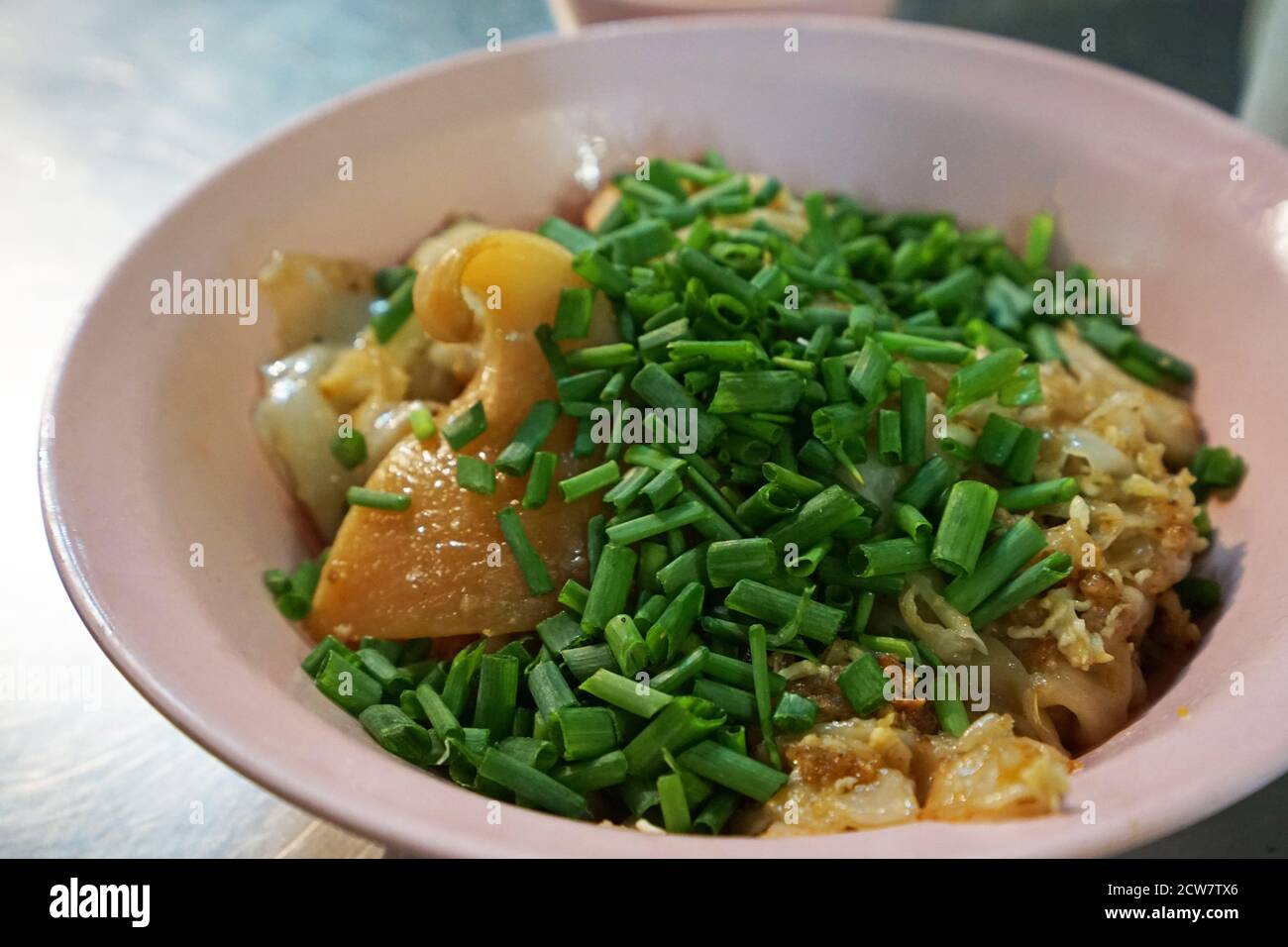 Gros plan Stir frites de farine de riz fraîche avec poulet et œuf Banque D'Images