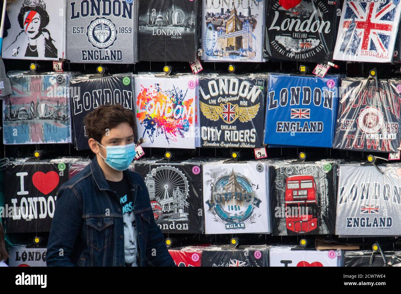 Un homme portant un masque facial protecteur passe devant des souvenirs touristiques sur le thème de Londres en vente à Westminster, Londres, après qu'une série de nouvelles restrictions visant à lutter contre l'augmentation des cas de coronavirus sont entrées en vigueur en Angleterre. Banque D'Images