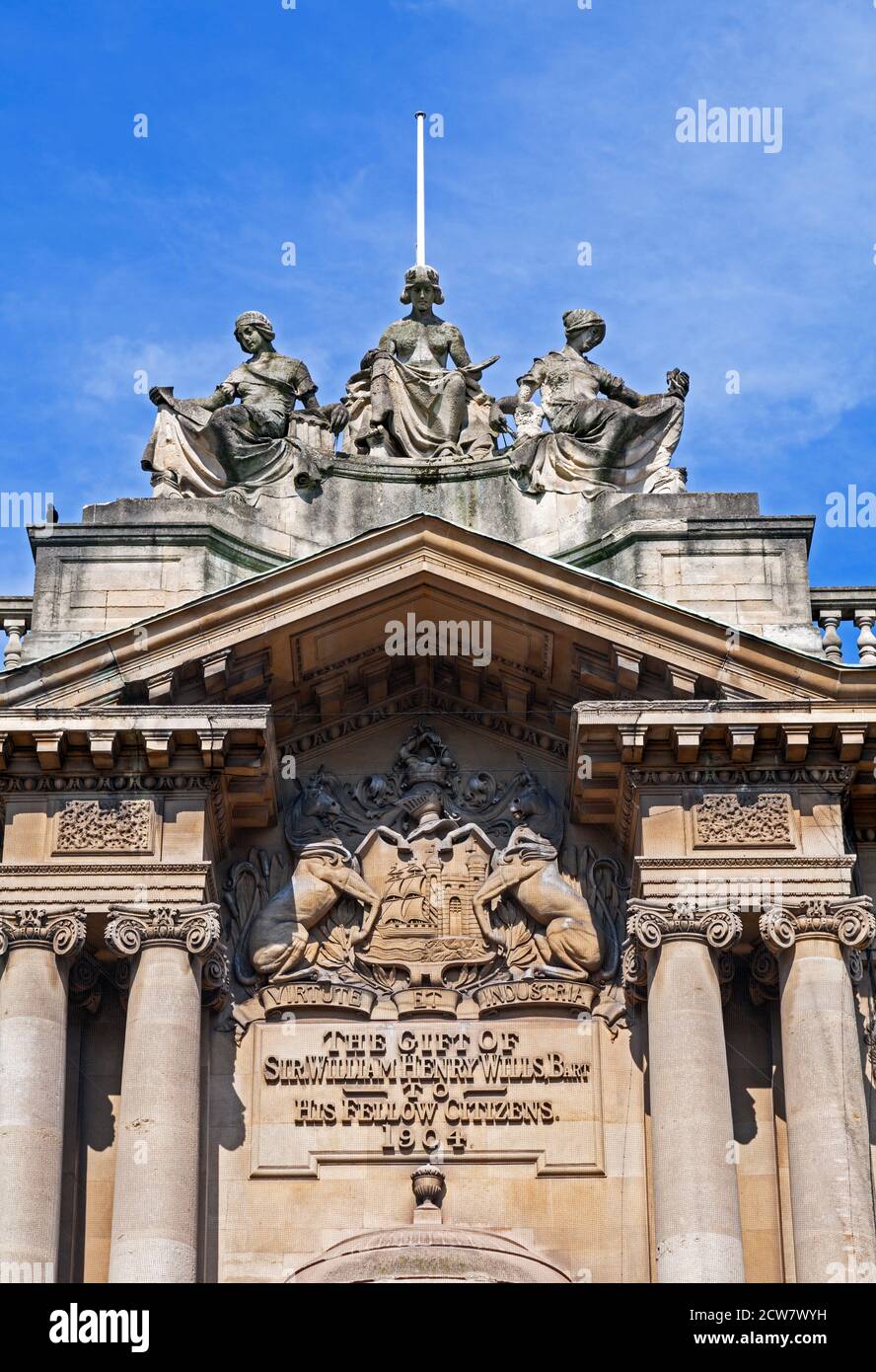 « Architecture, peinture et sculpture » d’Edward Bramwell et William Smith au-dessus de l’entrée du musée et de la galerie d’art de Bristol, au Royaume-Uni Banque D'Images