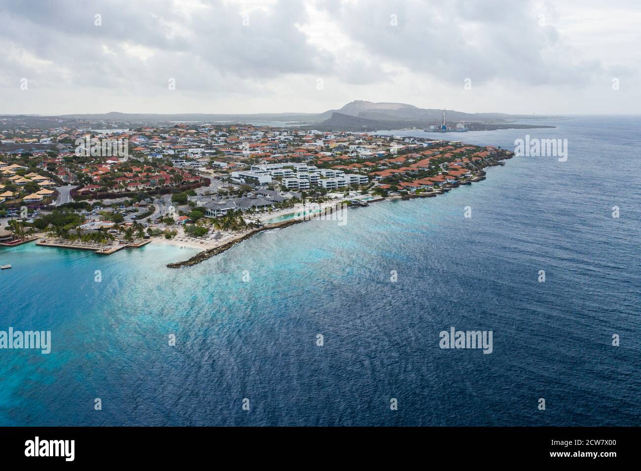 Vue aérienne de la côte de Curaçao dans la mer des Caraïbes avec eau turquoise, falaise, plage et magnifique récif de corail Banque D'Images