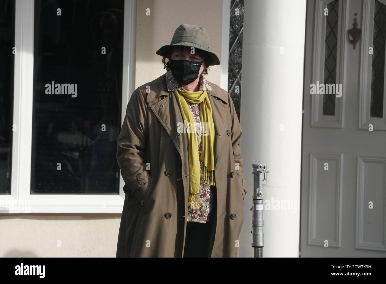 L'actrice Brenda Blethyn jouant DCI Vera Stanhope, portant un masque facial, pendant le tournage de la série ITV Vera à Tynemouth. Banque D'Images