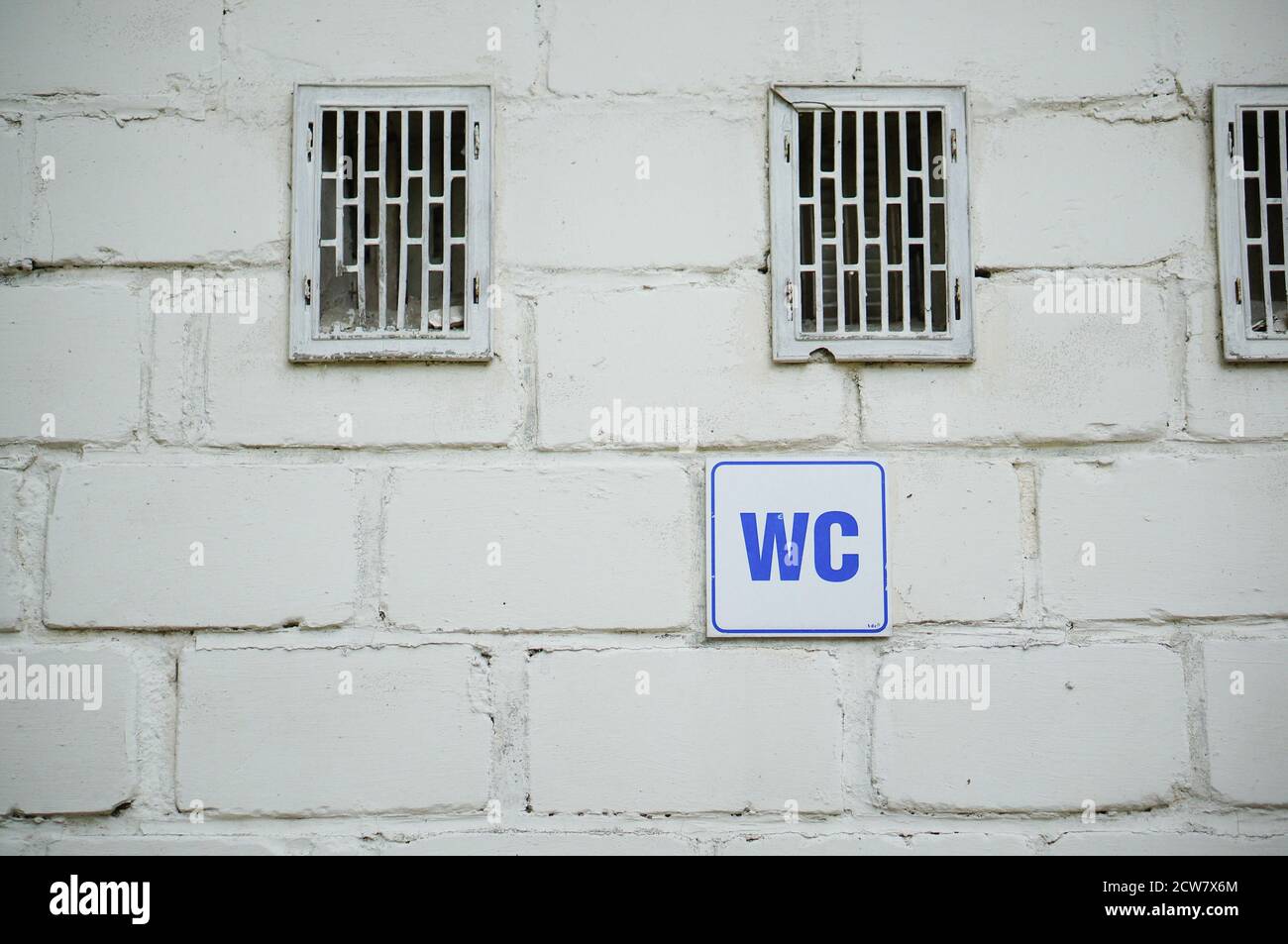 TLEN, POLOGNE - 17 août 2020 : mur blanc fait de briques avec de petites ouvertures et panneau de WC Banque D'Images