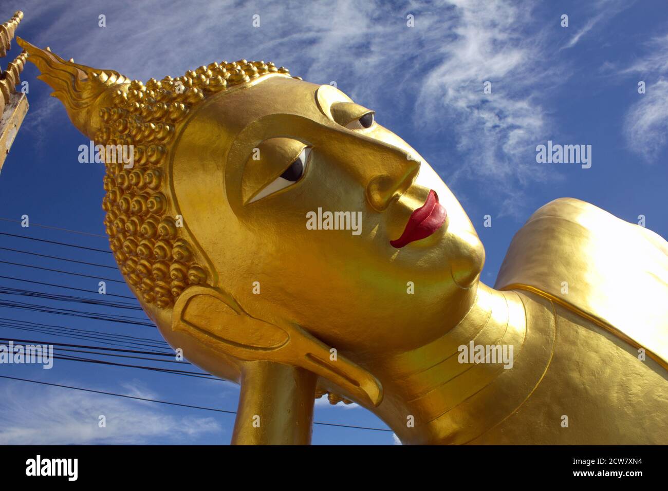 Tête de l'image de Bouddha couché d'or au temple bouddhiste de Wat Phong Sunan, Phrae, dans le nord de la Thaïlande Banque D'Images