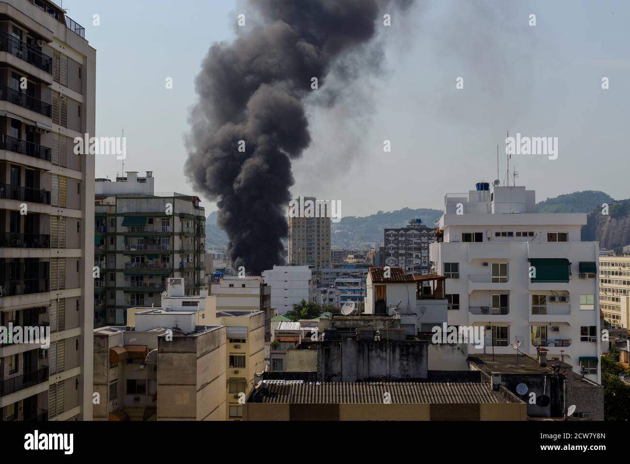 Rio, Brésil - 28 septembre 2020 : gratte-ciel dans la ville avec fumée noire provenant d'un incendie de bus Banque D'Images