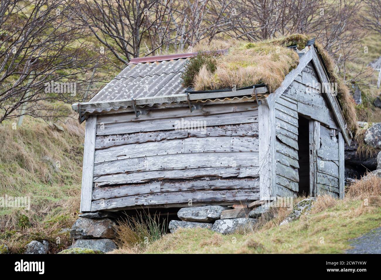 RUNDE, NORVÈGE - 2017 JANVIER 27. Ancien moulin en pierre de la rivière à Runde. Banque D'Images