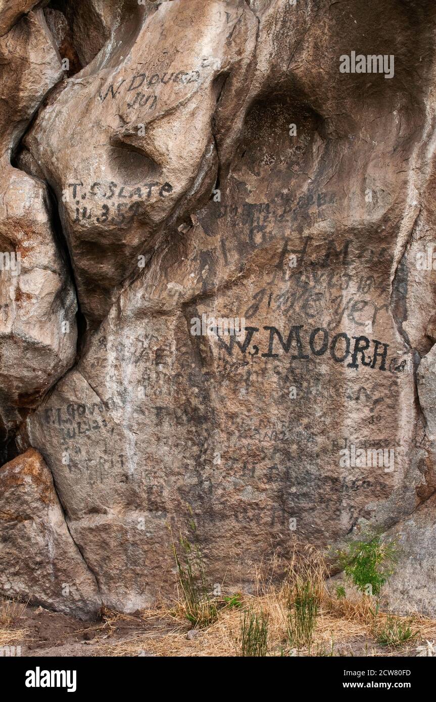 Inscriptions d'émigrants voyageant sur California Trail à Register Rock dans la réserve nationale de City of Rocks, Idaho, États-Unis Banque D'Images