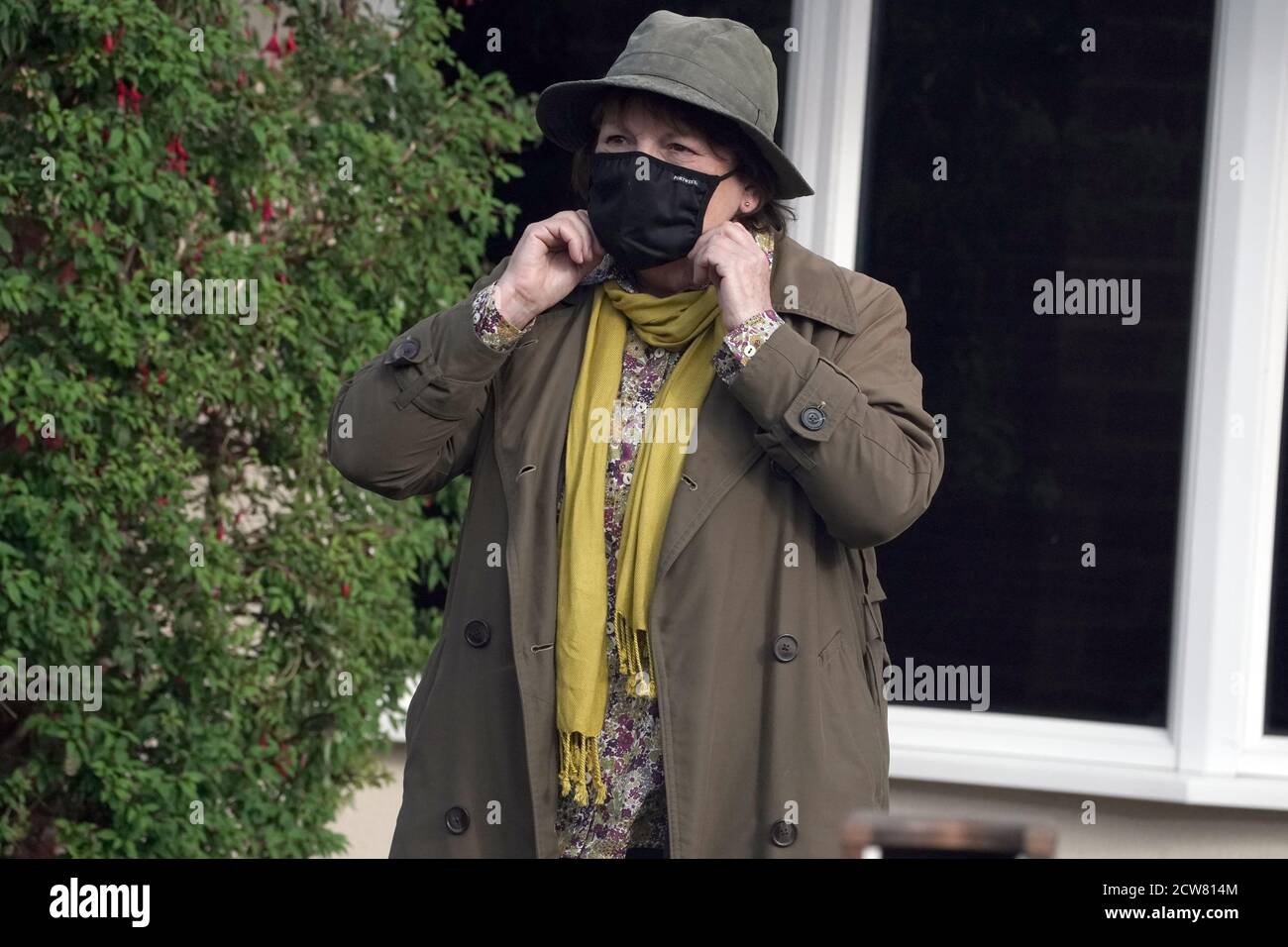 L'actrice Brenda Blethyn jouant DCI Vera Stanhope, portant un masque facial, pendant le tournage de la série ITV Vera à Tynemouth. Banque D'Images