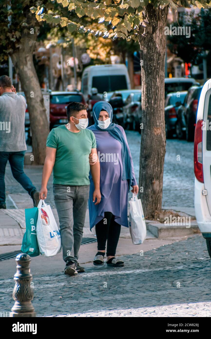 Kirklareli,Turquie- 27.09.20- UN homme et une femme portent des masques protecteurs en raison de problèmes de coronavirus dans une rue de Kirklareli. Banque D'Images