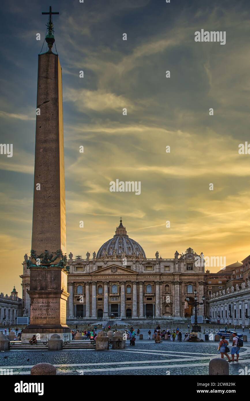 Magnifique coucher de soleil derrière la basilique Saint-Pierre et l'Obélisque, place Saint-Pierre (Piazza San Pietro) dans la Cité du Vatican, en Italie Banque D'Images