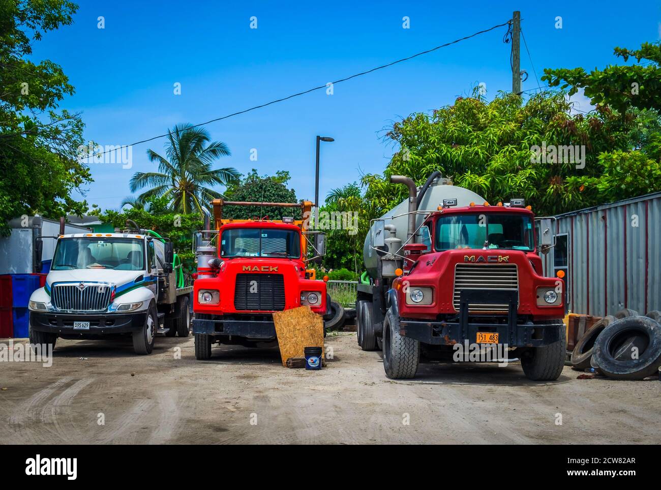 Grand Cayman, îles Caïman, juillet 2020, vue de trois camions garés Banque D'Images