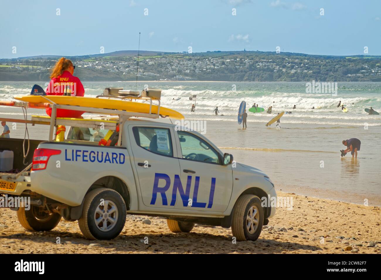 RNLI maître-nageur à la plage de Gwithian, Cornouailles du Nord, Angleterre. Banque D'Images