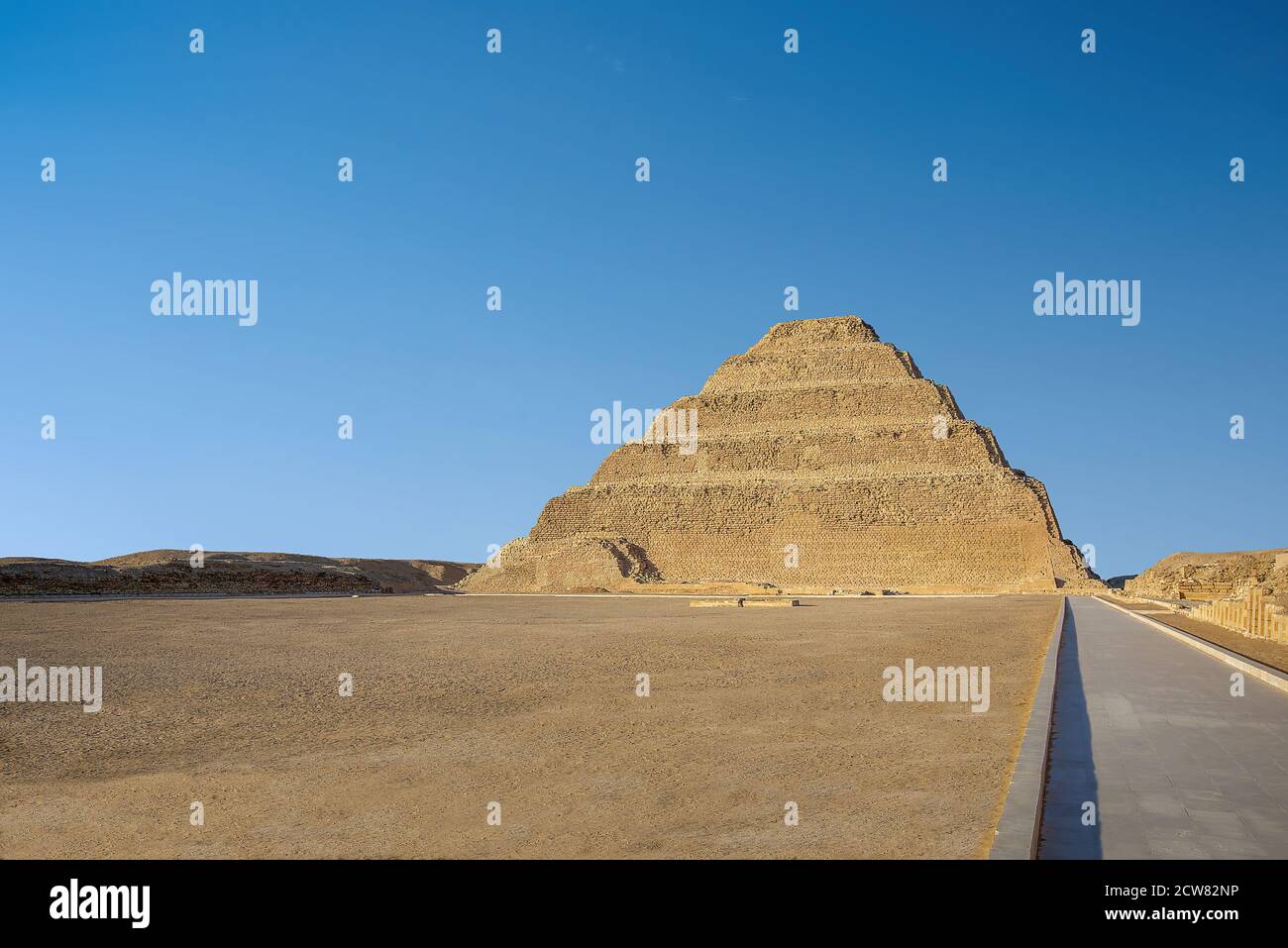 Memphis, Égypt - la plus ancienne pyramide debout en Égypte, conçue par Imhotep pour le roi Djoser, située à Saqqara, un ancien bu Banque D'Images
