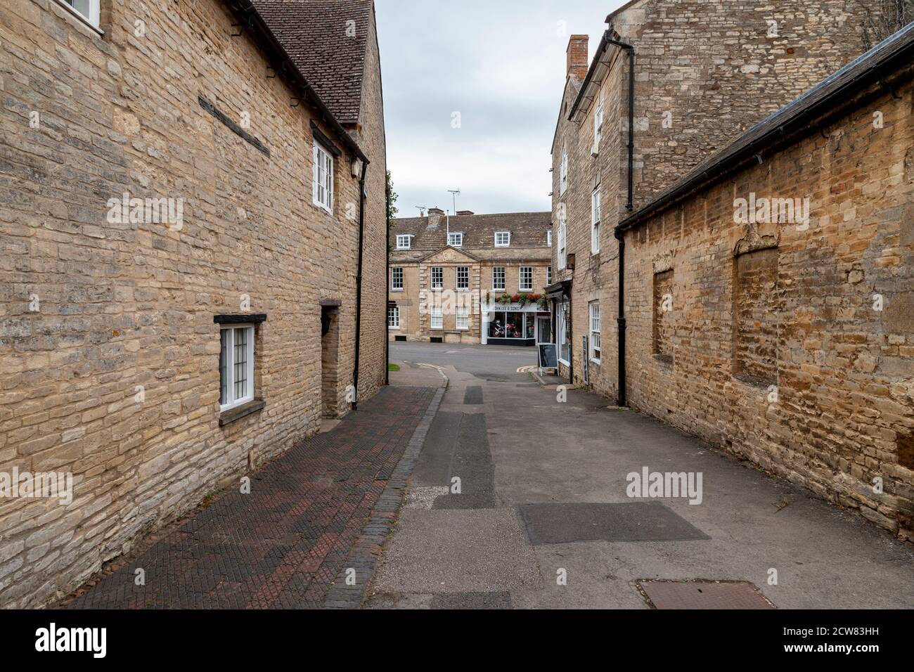 En regardant vers le steet principal à Higham Ferrers, Northamptonshire. Angleterre, Royaume-Uni. Banque D'Images