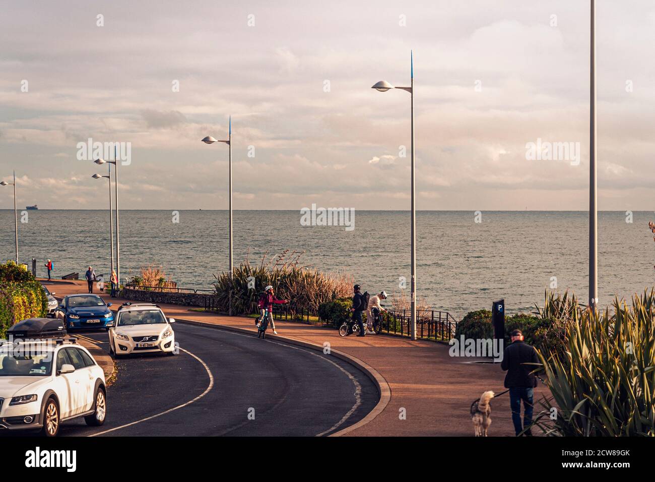 La vie quotidienne. Promenade de la mer. Marche et exercices. Les gens qui marchent le long de la mer de Greystones. Irlande. Banque D'Images