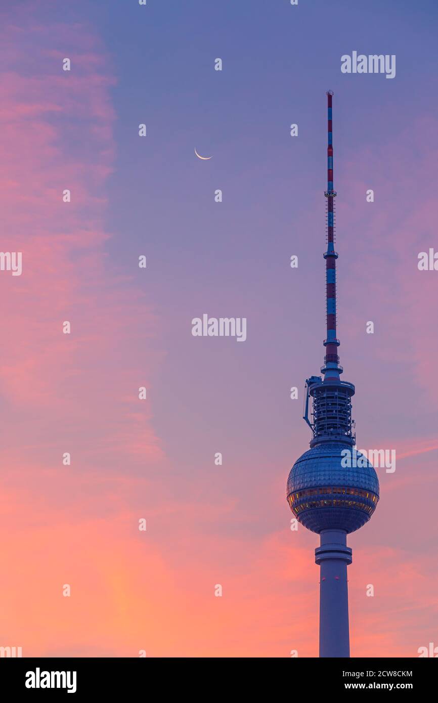 Lever du soleil à la tour de télévision de Berlin. Le Berliner Fernsehturm ou Fernsehturm Berlin (en anglais : tour de télévision de Berlin) est une tour de télévision dans le centre de Ber Banque D'Images