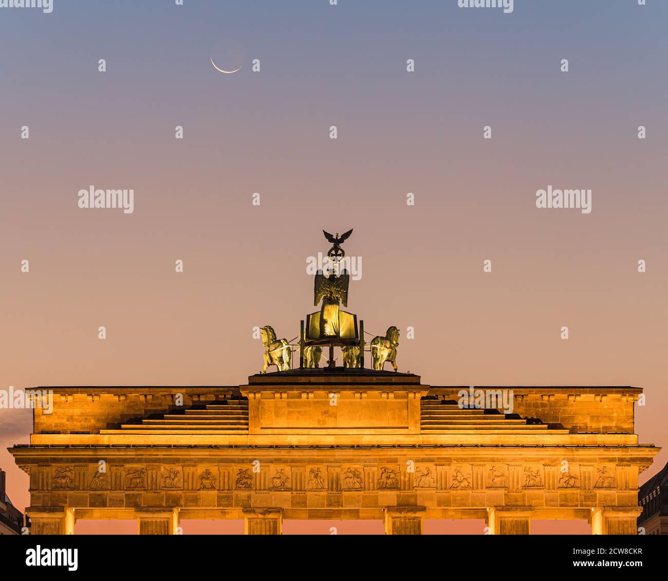 Lever du soleil à la porte de Brandebourg (en allemand : Brandenburger Tor), un monument néoclassique du XVIIIe siècle à Berlin, en Allemagne. Une Quadriga se trouve au sommet de la porte Banque D'Images