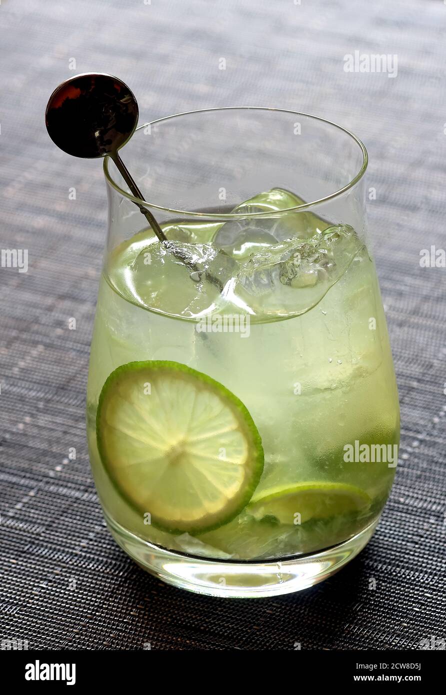 Caipiroska, boisson brésilienne avec vodka, citron et sucre Banque D'Images