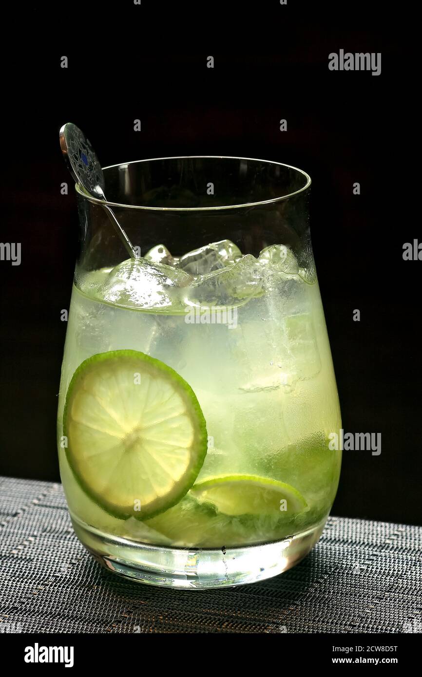 Caipiroska, boisson brésilienne avec vodka, citron et sucre Banque D'Images