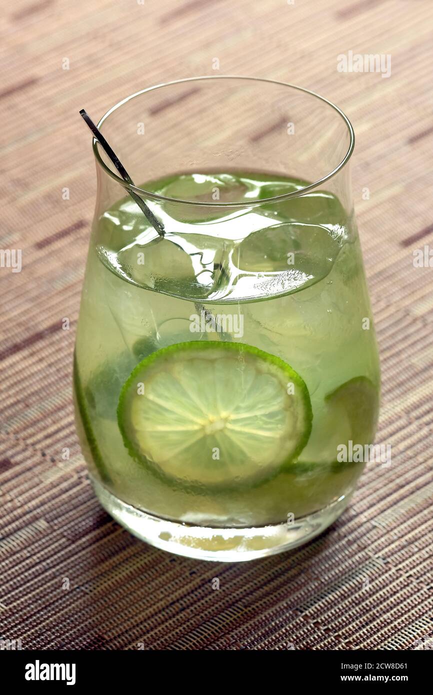 Caipiroska, boisson brésilienne avec vodka, citron et sucre Banque D'Images