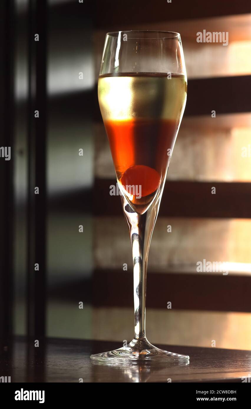 Kir, boisson française classique avec vin blanc ou champagne Banque D'Images