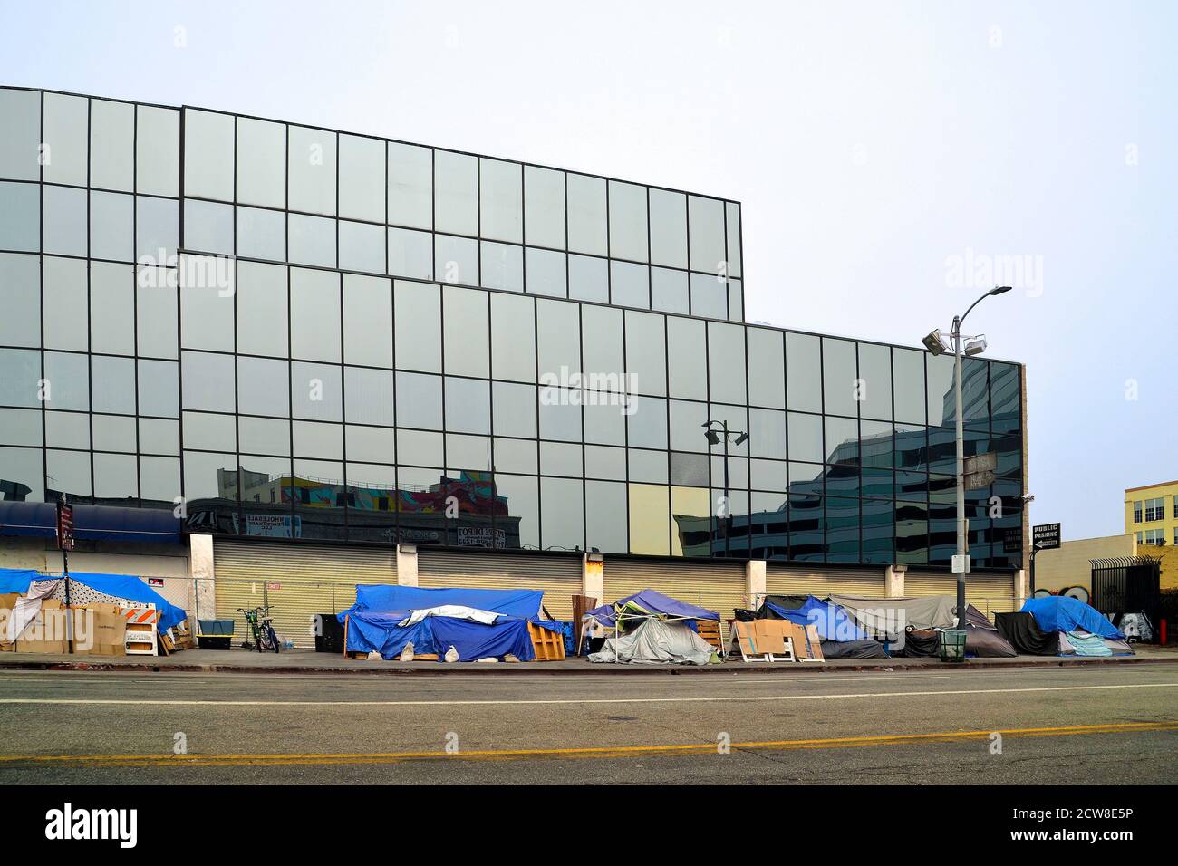 Los Angeles, CA, USA - 12 septembre 2020 : tentes et abris dans la rue dans la ville de Californie, une triste alternative pour les personnes socialement défavorisées et ho Banque D'Images