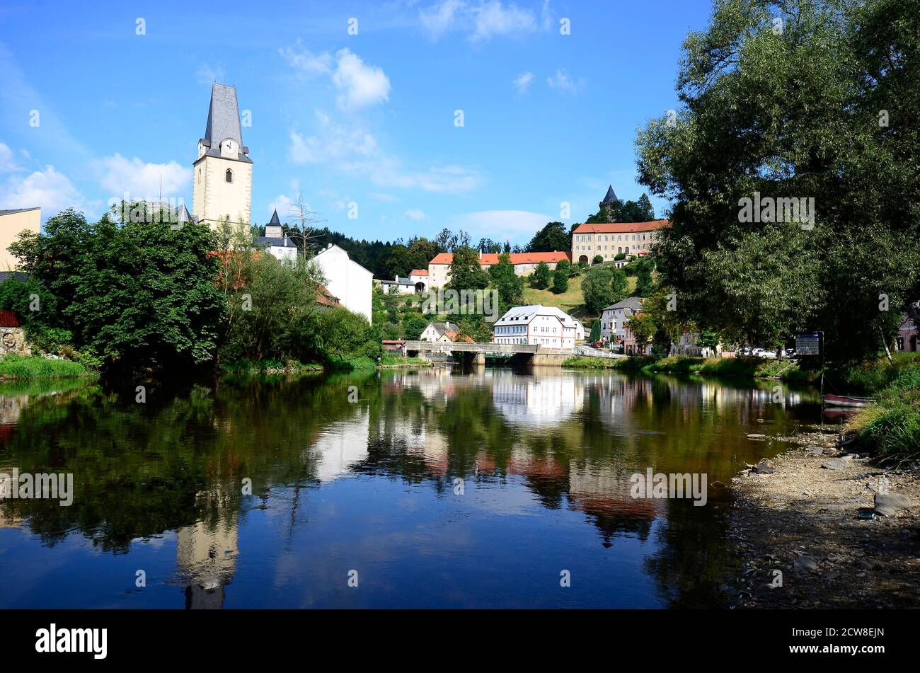 République tchèque, village Rozmberk nad Vltavou avec château et réflexion dans la rivière Moldau Banque D'Images