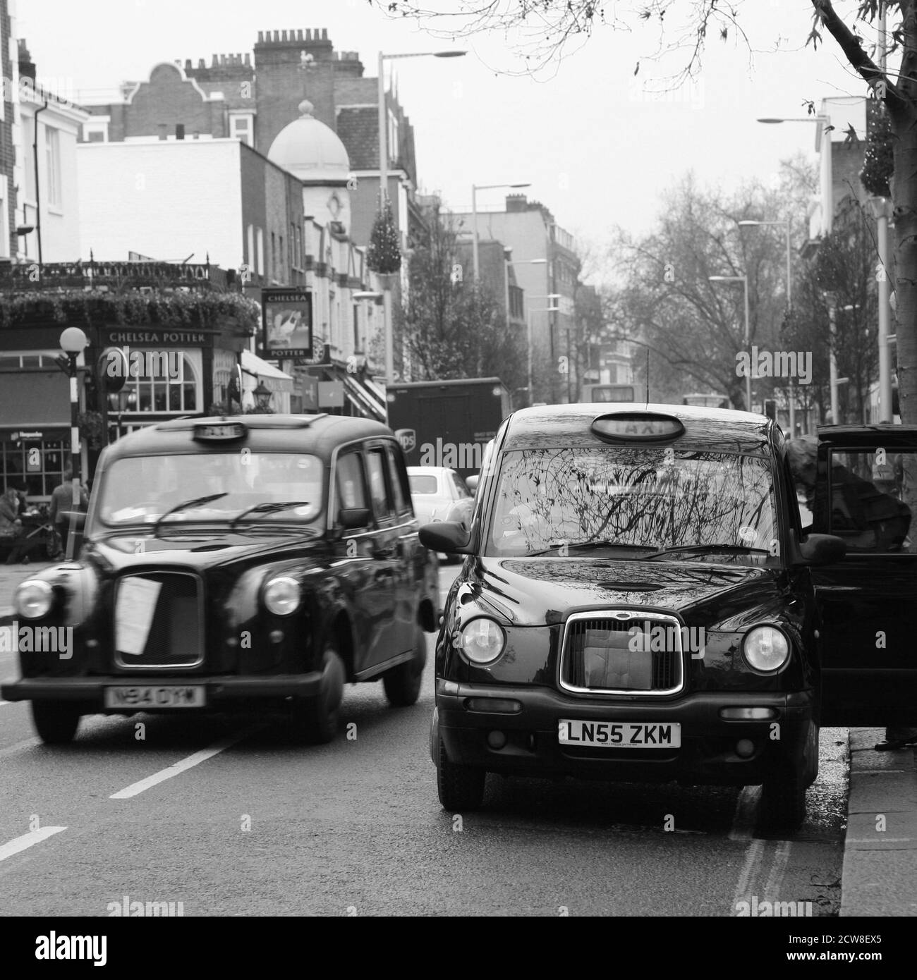 Londres, Royaume-Uni - 29 octobre 2010 : taxi dans la rue de Londres. Les taxis sont le symbole le plus emblématique de Londres ainsi que le bus à impériale rouge de Londres. Banque D'Images