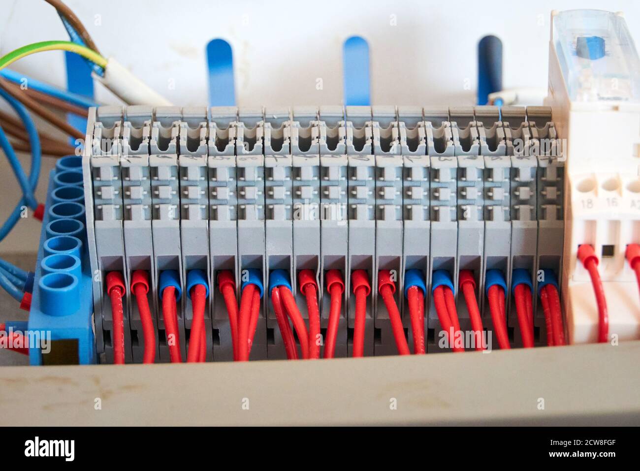 Bornier gris avec fils rouges connectés. Banque D'Images