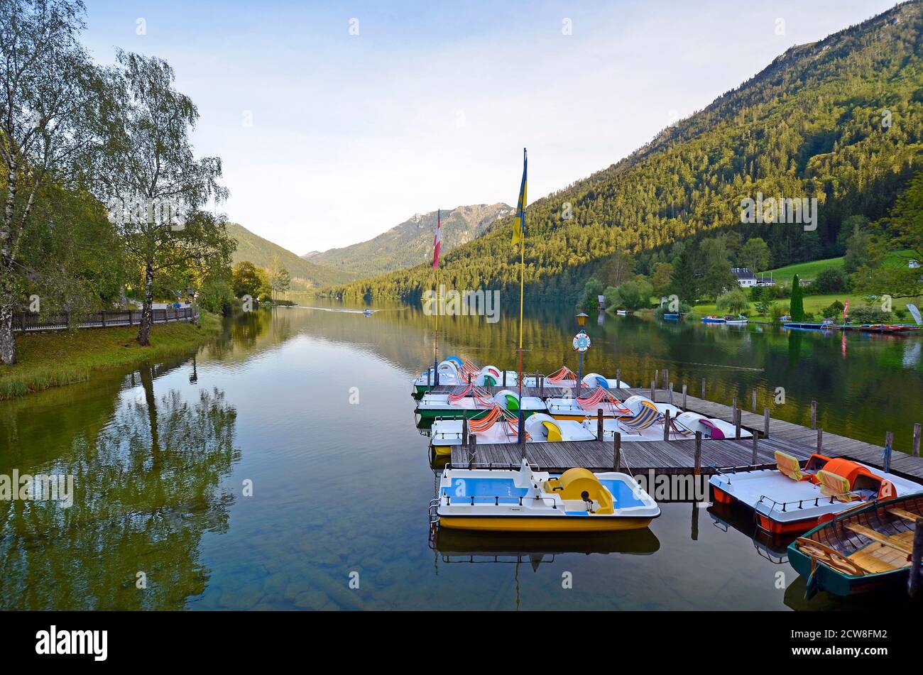 Autriche, Lunz am See, pédalos et bateaux à ramer à louer sur le Lunzer See, un lac idyllique dans les montagnes Eisenwurzen Banque D'Images