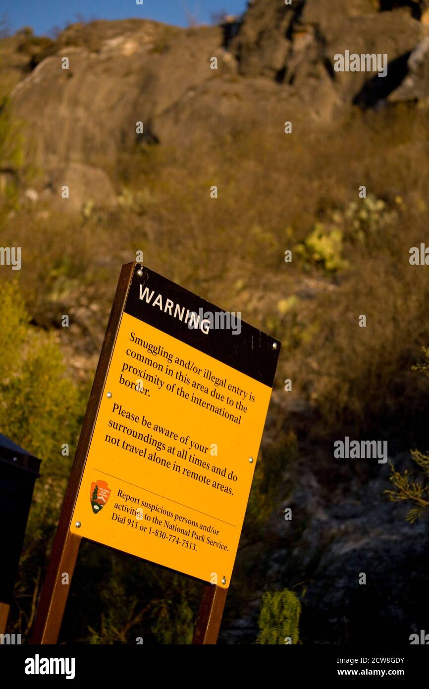 Comstock, TX 12 mars 2008: Un panneau avertit d'un danger de contrebande du côté américain de la rivière Rio Grande où elle rejoint les Pecos dans le comté de Val Verde, TX. ©Bob Daemmrich Banque D'Images