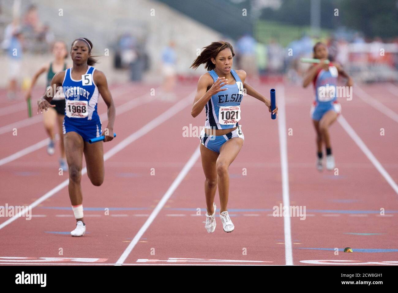 Austin, TX 10 mai 2008: Les filles afro-américaines courent leurs jambes du relais de 400 mètres à la rencontre de l'état de l'école secondaire du Texas à l'Université du Texas à Austin. ©Bob Daemmrich Banque D'Images